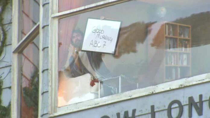 19641204_080726-kabc-netflix-billboard-stunt-abc7.jpg